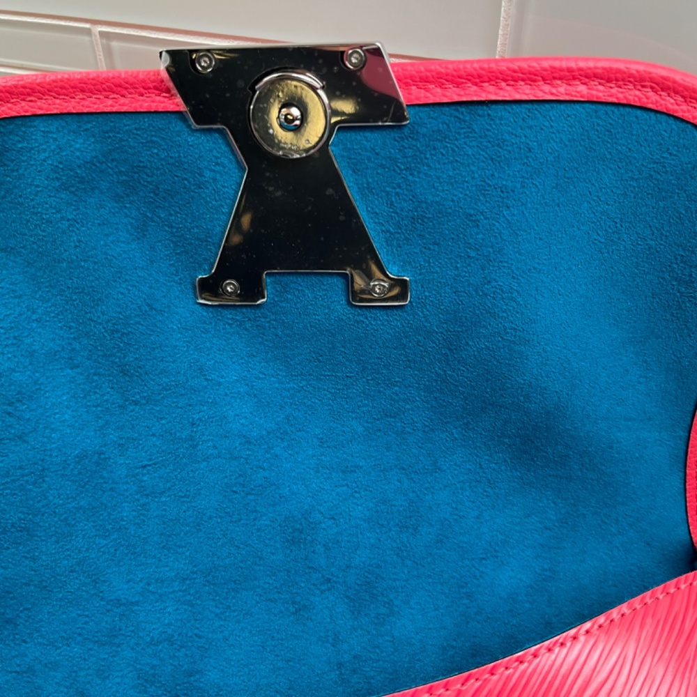 Louis Vuitton Buci Crossbody Bag Epi Leather - Picture 8 of 12